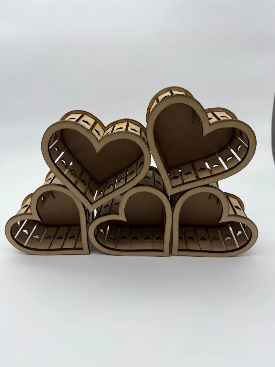 Lámparas corazón apiladas en MDF