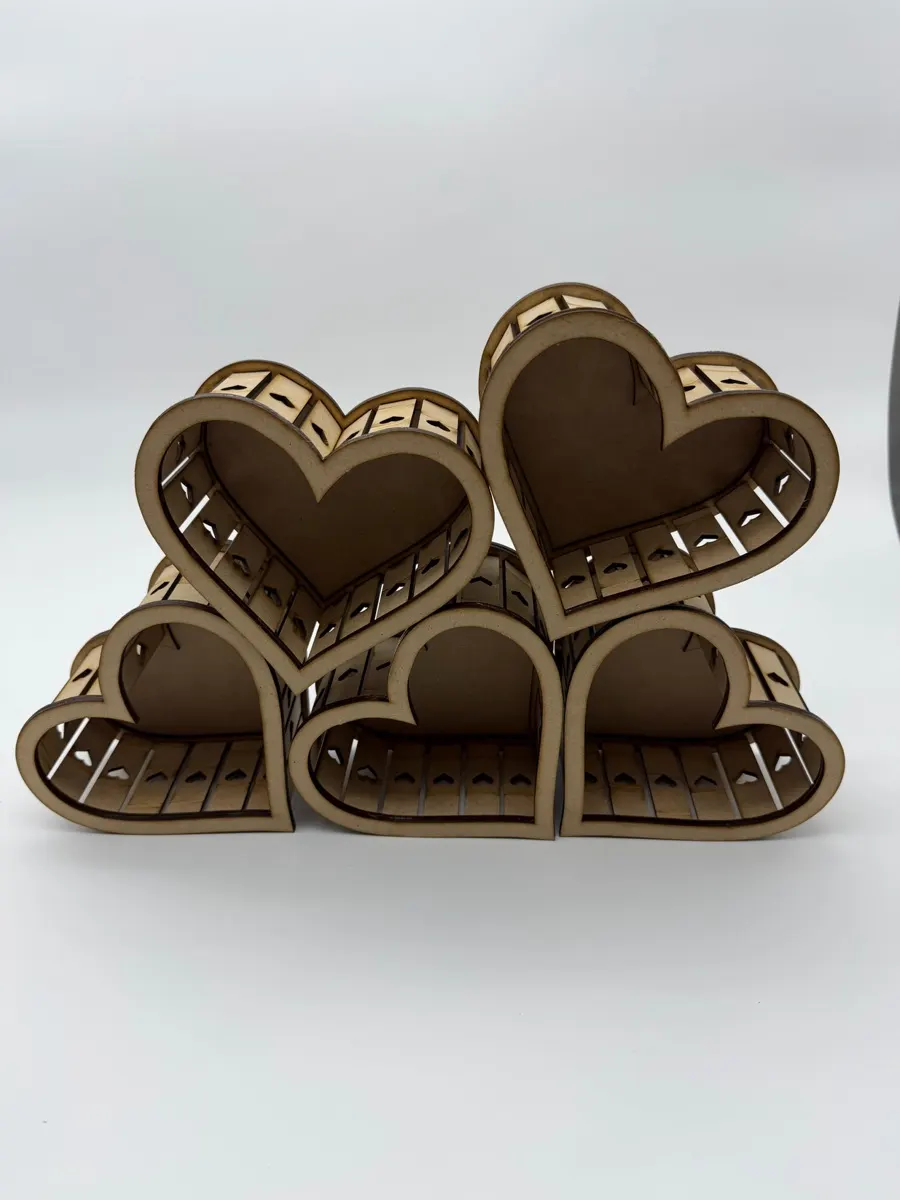 Lámparas corazón en MDF apiladas, corte láser de precisión