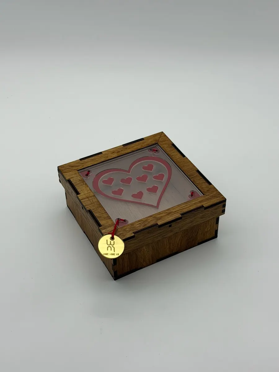 Caja de regalo en madera con corazón de acrílico y medallón de marca lumo