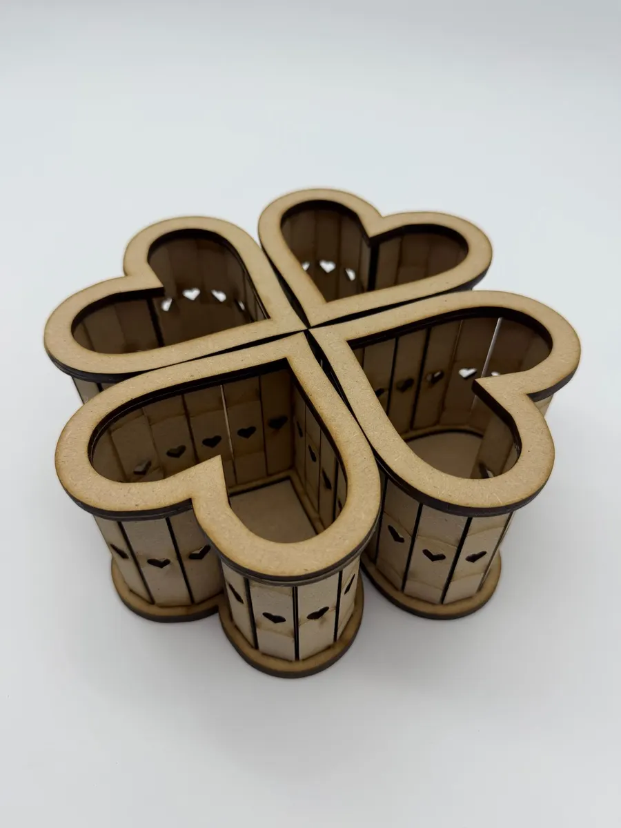 Lámpara trébol de cuatro corazones en MDF cortada a láser