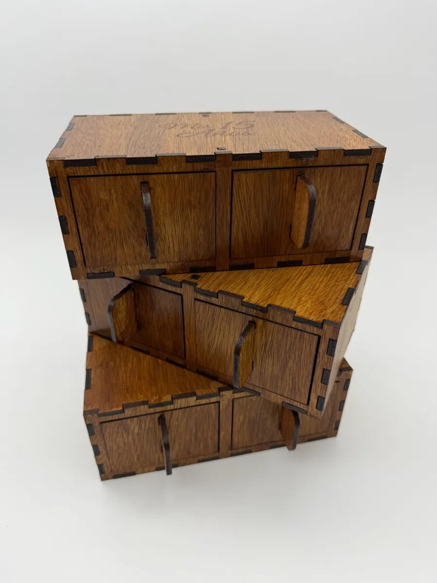 Cajones de madera apilados con ensamble dovetail cortado a láser