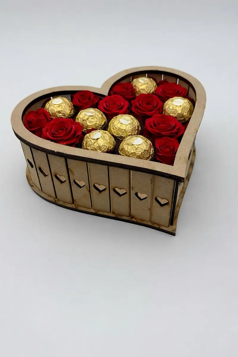Caja corazón de madera con rosas rojas y chocolates Ferrero
