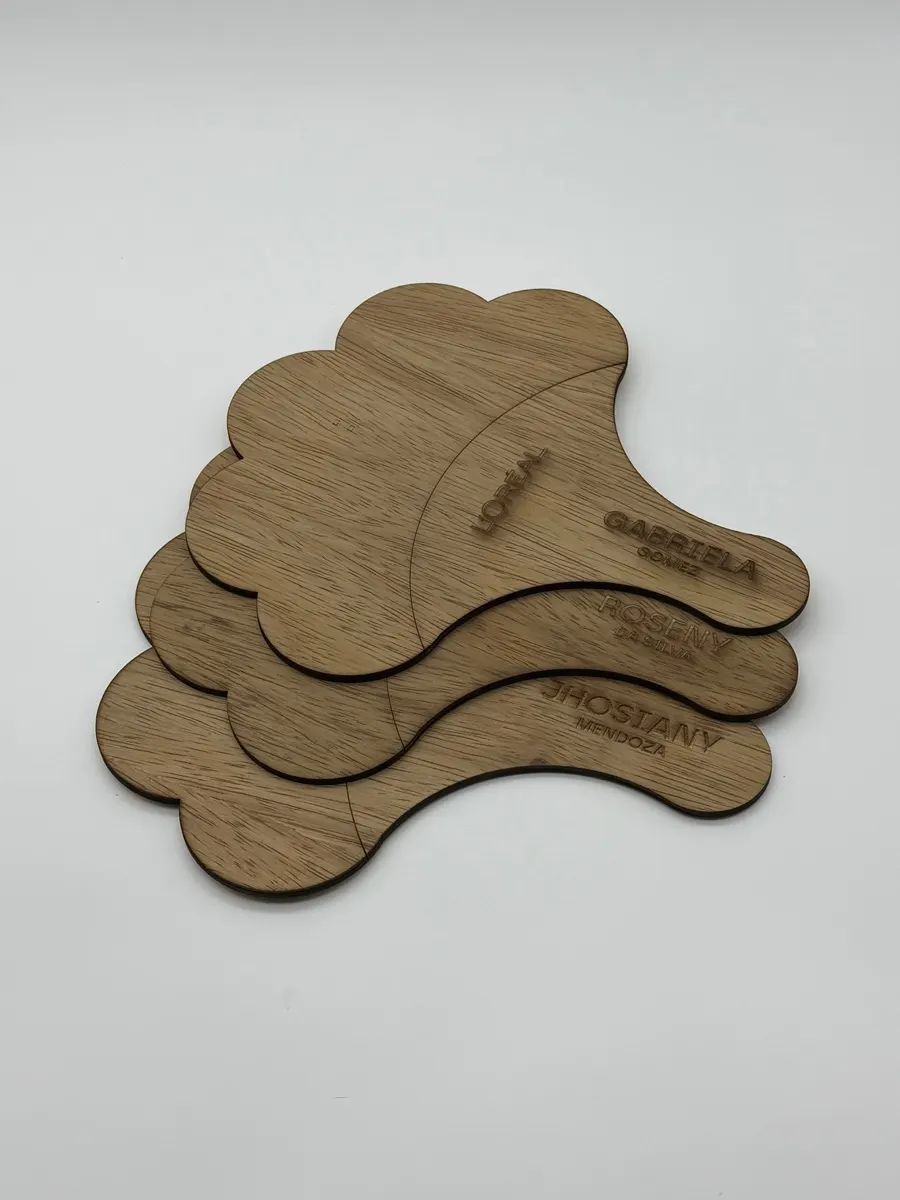 Paletas de madera grabadas con nombres para evento corporativo L'Oréal