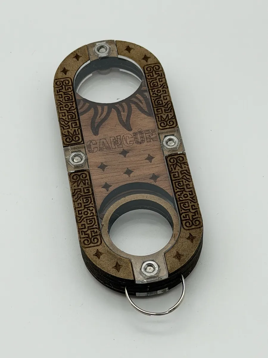 Llavero de Cancún grabado con patrón maya y perforaciones decorativas