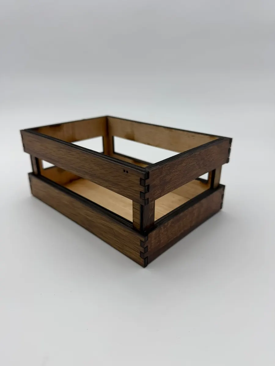 Cesta pequeña de madera oscura con ensamble de dedos cortado a láser