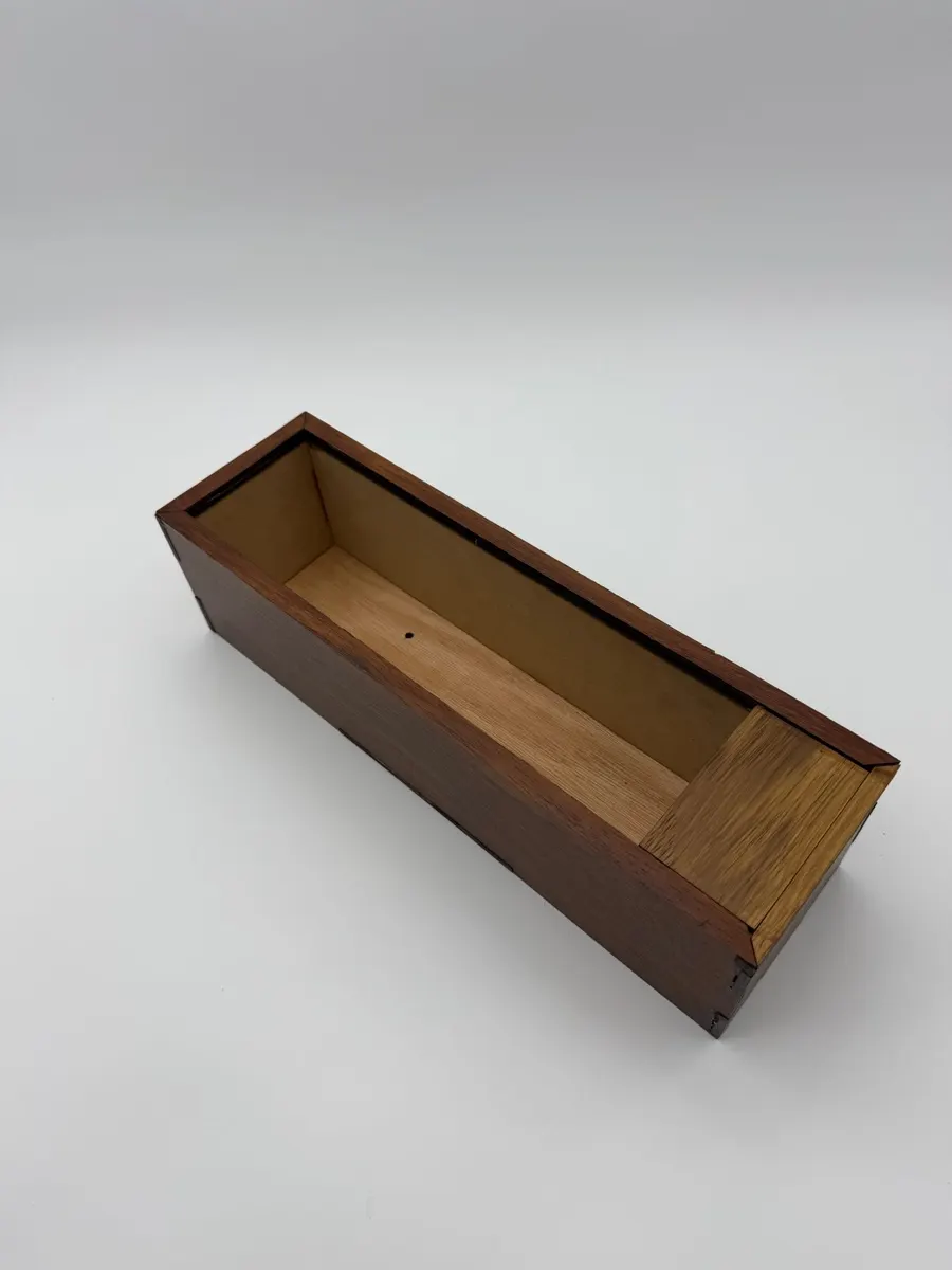 Caja larga de madera con tapa de dos tonos, diseño minimalista